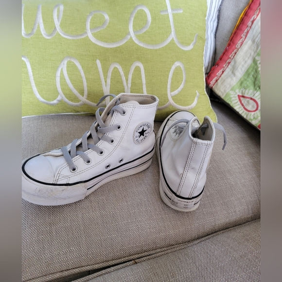 Converse Chuck Taylor Kids High-Top Sneakers - White With Black Accents Size 1 - Picture 1 of 7